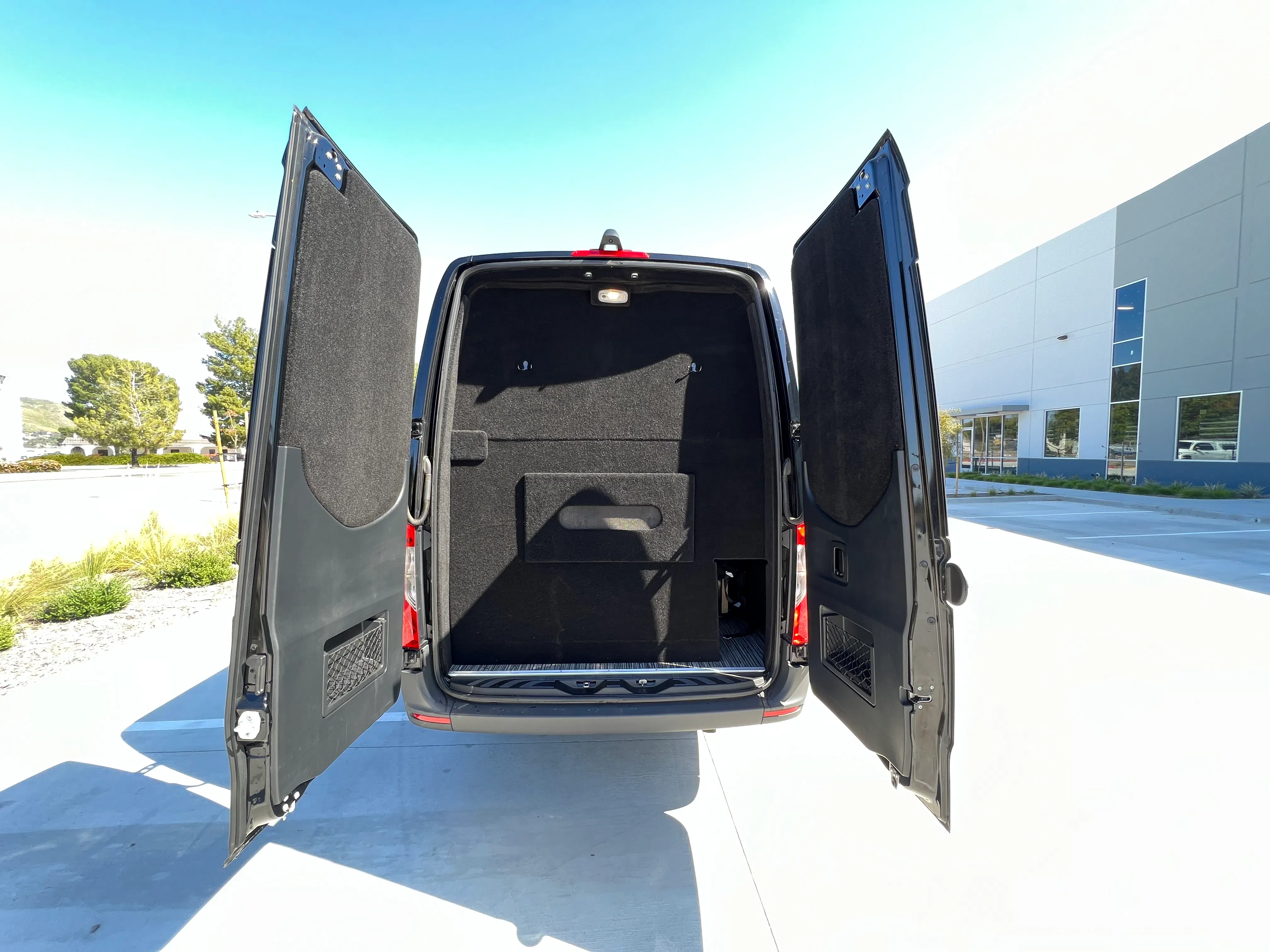 LIMO SPRINTER VAN image 2